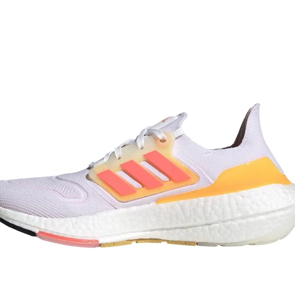 Women’s Ultraboost 22 - Picture 9 of 16